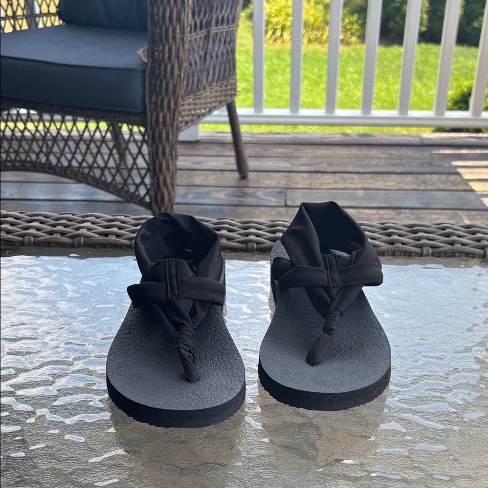 Skechers- Cali Black Yoga Foam Sandals - Picture 2 of 7